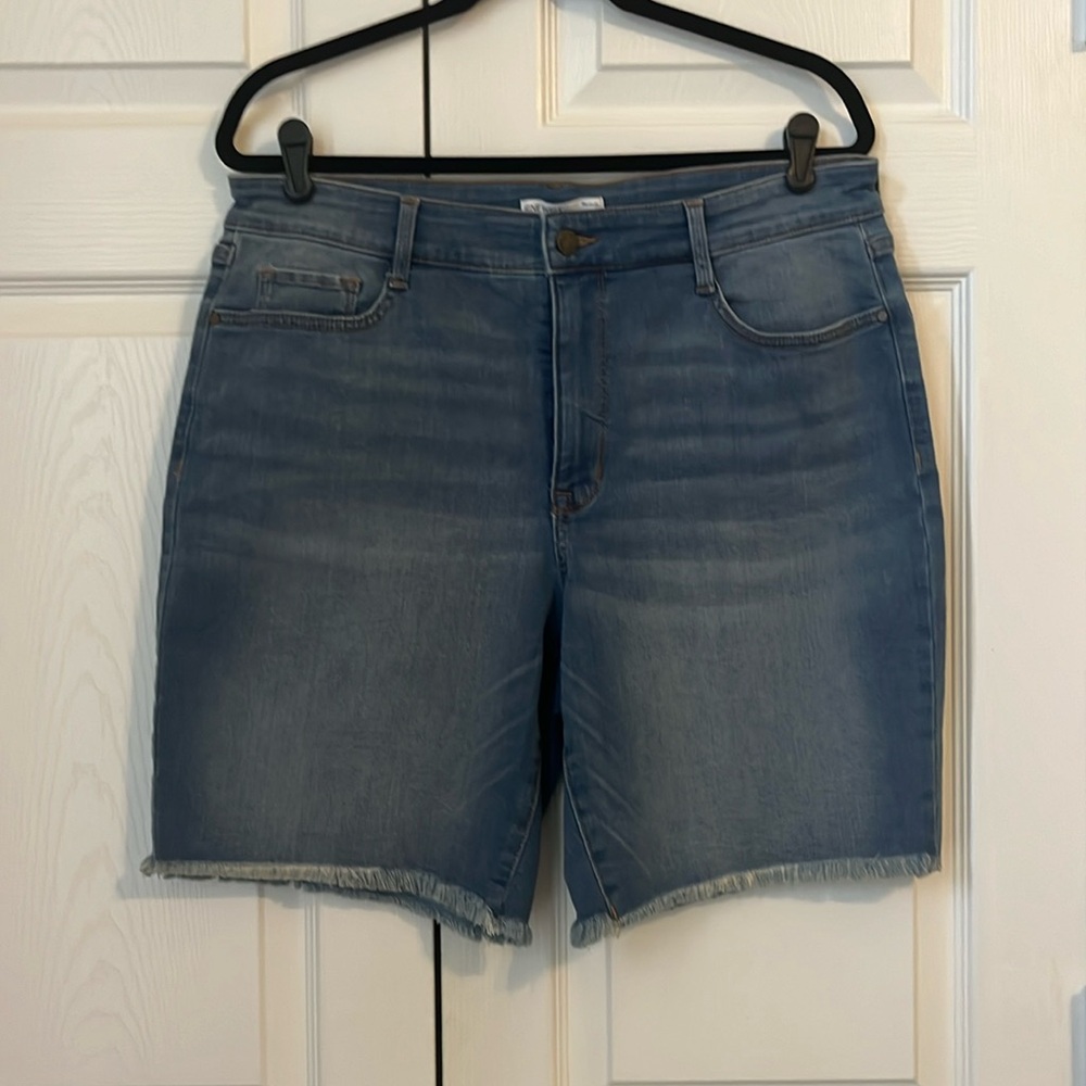 Nine West Mid-Rise Slimming & Sculpting Raw Hems Bermuda Shorts Medium Wash 14